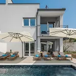 Luxurious Home In Nova Vas