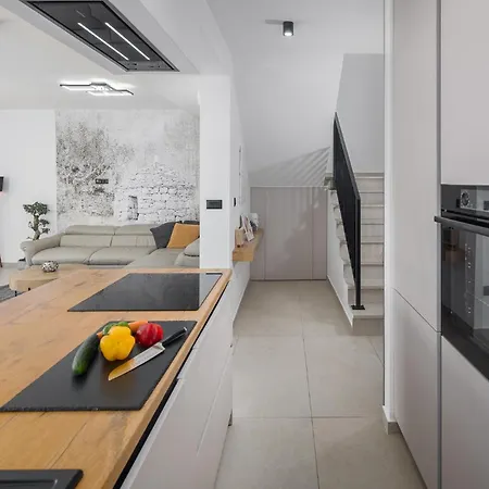 Holiday home 4 Bedroom Stunning In Nova Vas