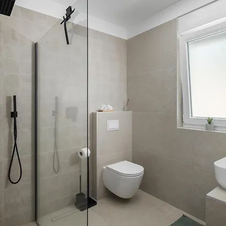 Holiday home 4 Bedroom Stunning In Nova Vas *