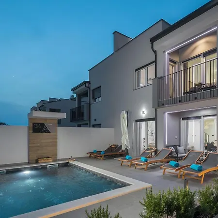 4 Bedroom Stunning In Nova Vas Holiday home *