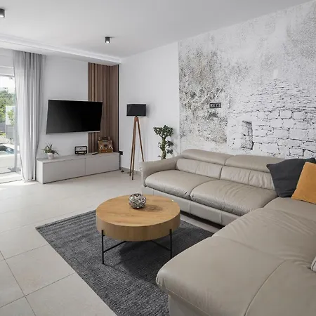4 Bedroom Stunning In Nova Vas *