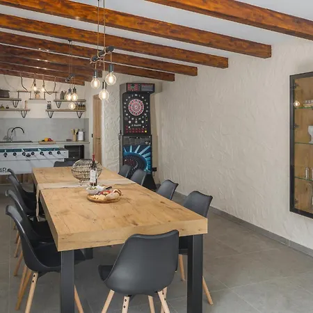 Holiday home 4 Bedroom Stunning In Nova Vas