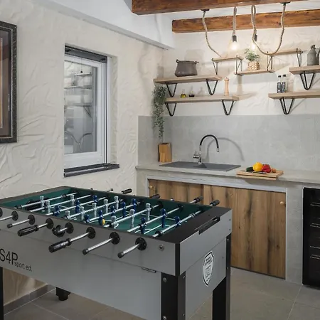 Holiday home 4 Bedroom Stunning In Nova Vas